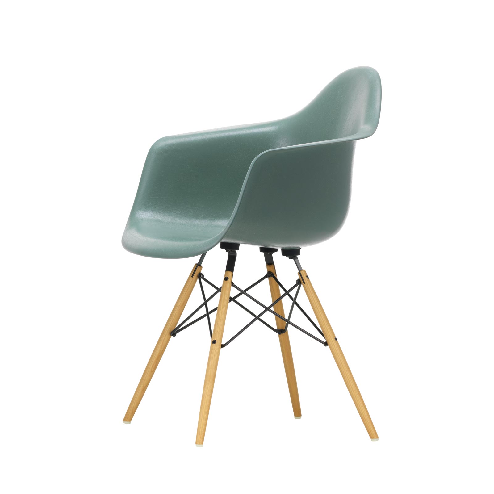Eames Fiberglass Armchair DAW