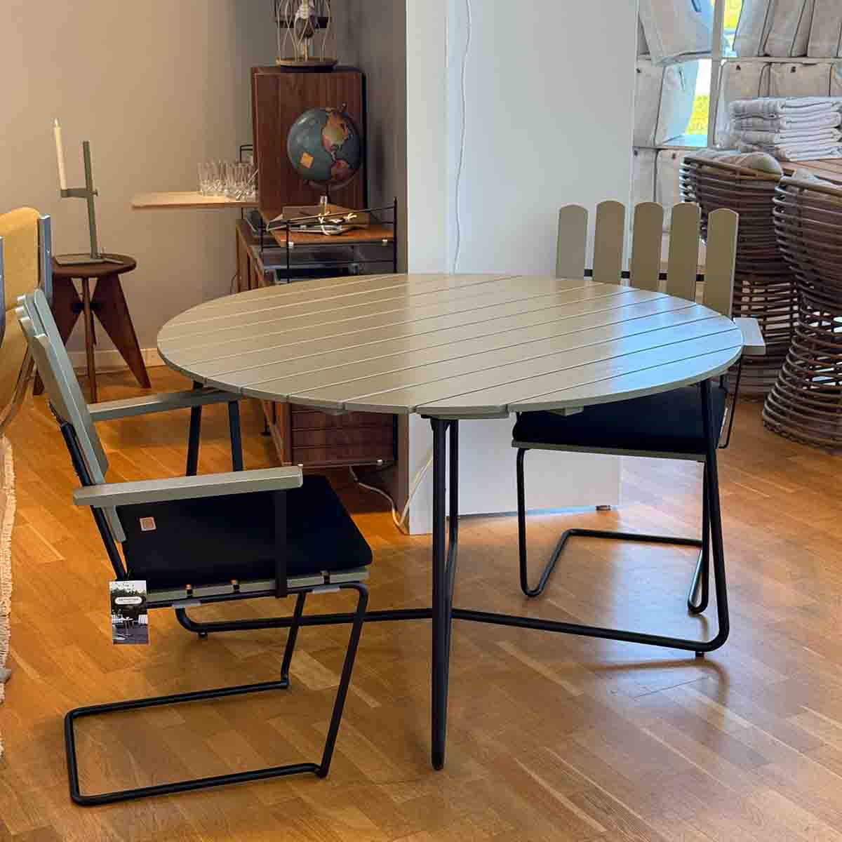 Grythyttan matgrupp i ljusgrön ek/svart stativ